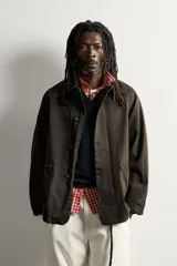 Chaqueta relaxed fit marrón oscuro confeccionada en tejido de algodón. Presenta cuello solapa, manga larga ranglán, bolsillos frontales de plastrón, efecto lavado y cierre frontal con botonadura. Colección especial Aaron Levine x Zara.