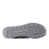 Championes New Balance modelo 996 para mujer, color plateado con acabado metalizado. Confeccionados con empeine de malla y ante, cuentan con entresuela ENCAP que combina espuma ligera con un borde de poliuretano para mayor amortiguación. Diseño de perfil bajo con cierre de cordones y el logotipo de la marca en los laterales.