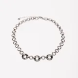 Collar plateado con eslabones grandes y tres aros centrales.