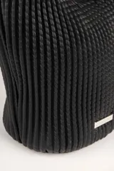 Cartera tipo hobo de color negro, con diseño plisado en toda su superficie y correa ajustable con hebilla metálica. Presenta una placa metálica decorativa en la parte inferior frontal.