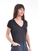 Remera negra de manga corta con escote en V, corte clásico y holgado.