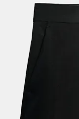 Pantalón de lana negro de tiro medio con trabillas en la cintura, bolsillos laterales ocultos y pierna ancha.