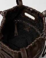 Cartera tipo tote de cuero color marrón, con diseño fruncido en la parte superior y abertura central para llevar en la mano. Presenta una silueta flexible y espaciosa.