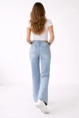 Pantalón jean de corte recto y tiro alto, con diseño clásico de cinco bolsillos y cierre frontal con botón y cremallera.