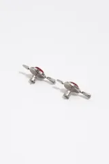 Caravanas de metal plateado con diseño de corazón rojo esmaltado, rodeado de cristales brillantes y atravesado por una flecha.