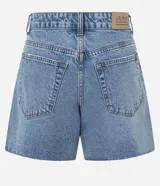 Bermuda de denim para mujer con cintura media y bajo deshilachado. Cuenta con trabillas en la cintura, cierre tradicional y bolsillos funcionales. Confeccionada en algodón con un toque de elastano.
