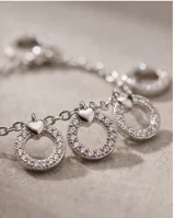 Pulsera de plata 925 con cadena de eslabones y dijes colgantes circulares decorados con circonias blancas pavé.