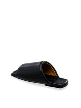 Sandalia baja negra de cuero con punta cuadrada.