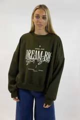 Buzo verde militar con diseño estampado frontal en color blanco con texto y tipografía variada.