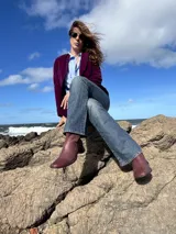 Bota corta de cuero color bordeaux con taco bajo y costuras hechas a mano.