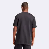 Camiseta negra de corte holgado con cuello redondo acanalado y logo de Adidas con llamas en el frente.