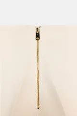 Shorts de tiro alto color marrón oscuro, con pinzas en el delantero y espalda, y cierre con cremallera metálica a contraste en la espalda.