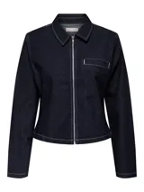 Campera de jean color azul oscuro, con cuello camisero, cierre frontal de cremallera plateada y costuras decorativas en contraste. Presenta un bolsillo de parche en el pecho.