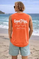 Musculosa de algodón color azul, con diseño estampado en el centro del pecho que representa a un personaje con forma de hongo caminando.