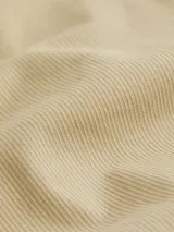 Bermuda color beige de algodón regenerativo, con cintura elástica, bolsillos laterales y traseros.