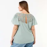 Camiseta color verde menta de tejido crepé con escote en V y mangas cortas acampanadas. Presenta detalles de encaje de macramé en los hombros.