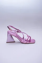 Sandalia de tiras finas color lila metalizado, con puntera cuadrada y taco geométrico triangular.