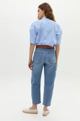 Jean de corte barrel con tiro medio y ajuste relajado. Confeccionado en denim de algodón con un toque de spandex, presenta diseño de cinco bolsillos, cierre frontal con botón y costuras reforzadas en las rodillas.