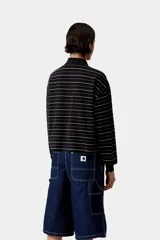 Polo de manga larga Carhartt WIP modelo Mabel, confeccionado en piqué de algodón color negro con diseño de finas rayas horizontales blancas. Cuenta con cuello clásico, cierre frontal con botones y el logotipo de la marca bordado en el pecho.