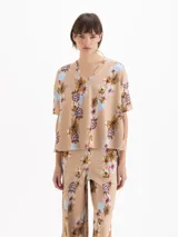 Remera East de morley liviano color tostado con estampado floreado, de silueta holgada, mangas cortas y cuello en V.