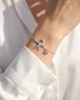 Pulsera de plata italiana 925 con cadena fina y dije central en forma de niño con incrustaciones de circonias, acompañado de un pequeño dije de corazón colgante.