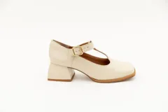 Guillerminas de cuero color crema con taco bloque de 6 cm y hebilla dorada.