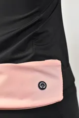 Riñonera deportiva negra con cierre superior y banda elástica ajustable con detalle reflectivo.