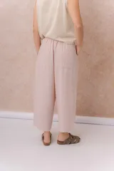 Pantalón de lino liviano color gris, con calce amplio, relajado, pierna ancha y caída fluida. Cuenta con cintura elástica y bolsillos laterales.