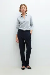 Pantalón de vestir negro de corte recto.