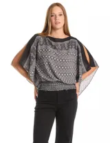 Blusa de gasa con estampado geométrico en tonos negro y gris. Presenta un diseño de mangas tipo dolman o japonesas, cuello recto y cintura elastizada con detalle de punto smock.