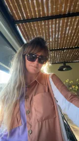 Camisa oversize color marrón, lila y blanco con mangas largas y cuello clásico.