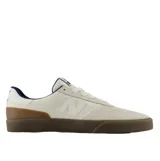 Championes New Balance Numeric 272, modelo de skate en color beige con detalles en azul marino y suela de goma marrón.