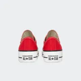 Championes Converse Chuck Taylor de lona color rojo, con plataforma blanca y cordones blancos.