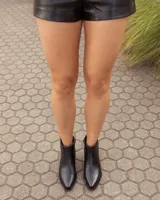Botas altas negras de cuero, con diseño de caña desmontable de gamuza, punta fina y taco cuadrado bajo estilo texano.