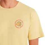 Remera amarilla de algodón con estampado pequeño en el pecho con el logo de Roark Surf Cult.
