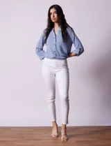 Jegging blanco de algodón, marca Sound Style. Diseño skinny de tiro alto, con bolsillos simulados en la parte delantera y bolsillos aplicados en la parte trasera.