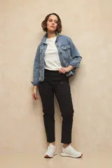 Pantalón color beige de algodón, tipo paper touch, con elástico en la cintura y cordones. Tiene un fit recto con bolsillos de solapa y botones a tono.