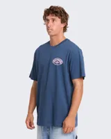 Remera de manga corta color azul, de corte clásico y cuello redondo, con pequeño estampado gráfico ovalado en el pecho.