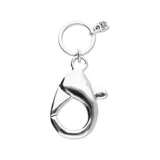 Llavero plateado con mosquetón grande y dije rectangular con el logo de la marca grabado.