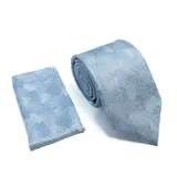 Set de corbata y pañuelo de bolsillo en color celeste con estampado de hojas en tono plateado.