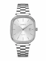 Reloj Casio con caja cuadrada de bordes redondeados y malla de acero inoxidable. Presenta una esfera plateada con marcadores de hora lineales, manecillas finas y ventana de fecha en la posición de las tres.