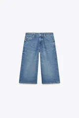 Bermuda jorts de denim celeste con efecto lavado, tiro bajo y cinco bolsillos. Cierre frontal con cremallera y botón metálico.