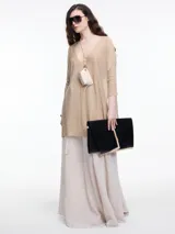 Sweater de calce amplio con escote en V, hecho en hilado ligero con textura seca y look natural. Tiene puños altos y cambio de punto en el centro del delantero, que aporta un detalle visual distintivo. Ideal para media estación, su diseño cómodo y relajado se adapta fácilmente a looks casuales y descontracturados.