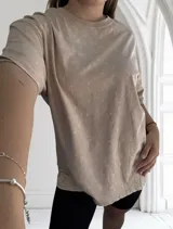 Remerón rosa con efecto acid wash, corte holgado y cuello redondo.