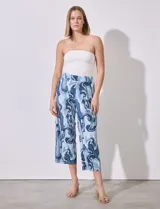 Pantalón capri de satén plisado con estampado abstracto en tonos azules y blancos, pretina ancha elastizada.