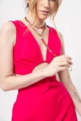 Vestido corto fucsia con escote en V y corte a la cintura. Presenta aberturas laterales y lazo ajustable en la espalda.
