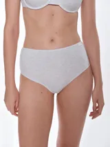 Bombacha de tiro alto confeccionada en algodón con elastano, de diseño clásico y cobertura completa, con bordes elásticos suaves.