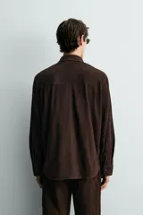 Camisa regular fit de cuero con acabado de ante, color marrón, con cuello solapa abotonada y manga larga.