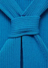 Top azul de punto fino con cuello halter y silueta slim.