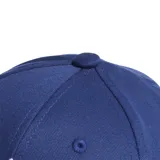 Gorro tipo gorra Adidas color azul con el logotipo del trifolio y el nombre de la marca bordados en color blanco en la parte frontal.